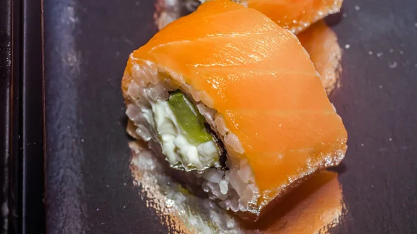 Sushi Giapponese Tradizionale Cucina Giapponese Rotolo Salmone Philadelfia — Foto Stock