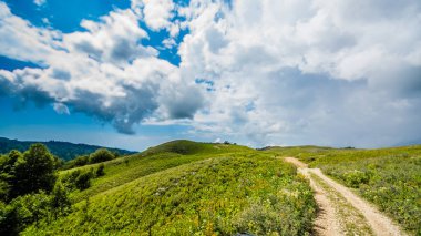 Yeşil yükseklik dağlar tepeler ve mavi gökyüzü 