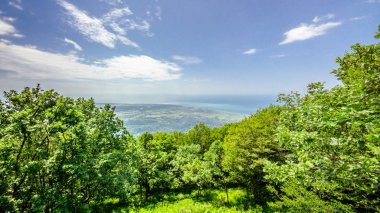 Yeşil yükseklik dağlar tepeler ve mavi gökyüzü 