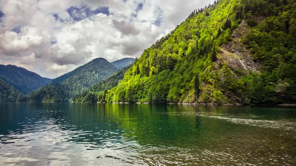 Озеро Рицца Абхазии — стоковое фото