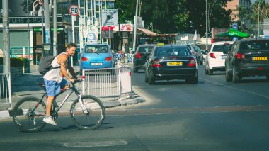 Bisikletçi eski Kıbrıs Street, Nicosia, Kıbrıs - 07 Ağustos 2017