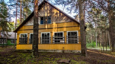 Terk edilmiş çocuk kantin