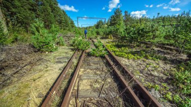 Boş ve terkedilmiş Tren İstasyonu ağaçları ile