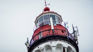 Denizde kırmızı deniz feneri 