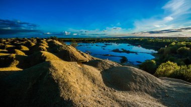Sandy tepeler. Sandy Kanyon gölde. Sıcak renkler arka plan. Sarı kumtaşı dokulu dağ, beyaz ince kumul, parlak gökyüzü. Güneş manzara