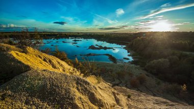 Sandy tepeler. Sandy Kanyon gölde. Sıcak renkler arka plan. Sarı kumtaşı dokulu dağ, beyaz ince kumul, parlak gökyüzü. Güneş manzara