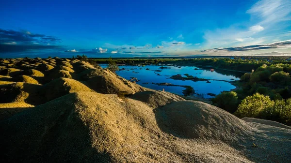 Sandy tepeler. Sandy Kanyon gölde. Sıcak renkler arka plan. Sarı kumtaşı dokulu dağ, beyaz ince kumul, parlak gökyüzü. Güneş manzara