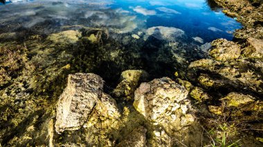 Sandy tepeler. Sandy Kanyon gölde. Sıcak renkler arka plan. Sarı kumtaşı dokulu dağ, beyaz ince kumul, parlak gökyüzü. Güneş manzara