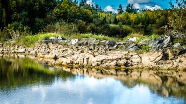 Sandy tepeler. Sandy Kanyon gölde. Sıcak renkler arka plan. Sarı kumtaşı dokulu dağ, beyaz ince kumul, parlak gökyüzü. Güneş manzara