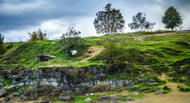 Sandy tepeler. Sandy Kanyon gölde. Sıcak renkler arka plan. Sarı kumtaşı dokulu dağ, beyaz ince kumul, parlak gökyüzü. Güneş manzara