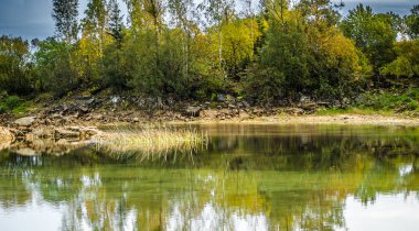 Sandy tepeler. Sandy Kanyon gölde. Sıcak renkler arka plan. Sarı kumtaşı dokulu dağ, beyaz ince kumul, parlak gökyüzü. Güneş manzara