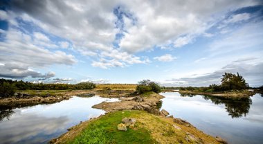 Sandy tepeler. Sandy Kanyon gölde. Sıcak renkler arka plan. Sarı kumtaşı dokulu dağ, beyaz ince kumul, parlak gökyüzü. Güneş manzara