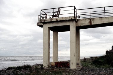 denizin kenarında balkonda şezlong