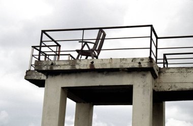 denizin kenarında balkonda şezlong