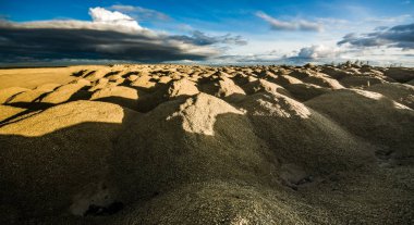Sandy tepeler. Sandy Kanyonu. Sıcak renkler arka plan. Sarı kumtaşı dokulu dağ, beyaz ince kumul, parlak gökyüzü. 