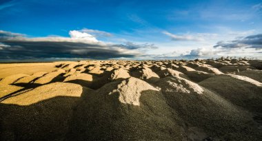 Sandy tepeler. Sandy Kanyonu. Sıcak renkler arka plan. Sarı kumtaşı dokulu dağ, beyaz ince kumul, parlak gökyüzü. 