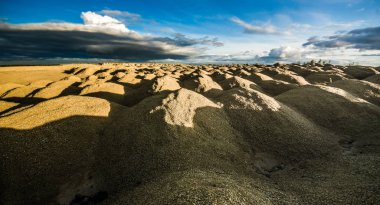 Sandy tepeler. Sandy Kanyonu. Sıcak renkler arka plan. Sarı kumtaşı dokulu dağ, beyaz ince kumul, parlak gökyüzü. 
