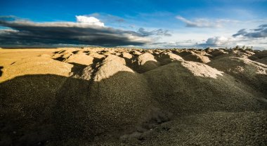 Sandy tepeler. Sandy Kanyonu. Sıcak renkler arka plan. Sarı kumtaşı dokulu dağ, beyaz ince kumul, parlak gökyüzü. 