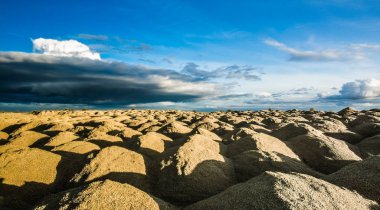 Sandy tepeler. Sandy Kanyonu. Sıcak renkler arka plan. Sarı kumtaşı dokulu dağ, beyaz ince kumul, parlak gökyüzü