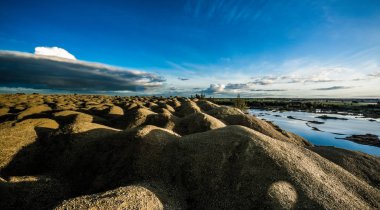 Sandy tepeler. Sandy Kanyonu. Sıcak renkler arka plan. Sarı kumtaşı dokulu dağ, beyaz ince kumul, parlak gökyüzü. 