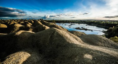 Sandy tepeler. Sandy Kanyonu. Sıcak renkler arka plan. Sarı kumtaşı dokulu dağ, beyaz ince kumul, parlak gökyüzü. 