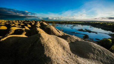 Sandy tepeler. Sandy Kanyon gölde. Sıcak renkler arka plan. Sarı kumtaşı dokulu dağ, beyaz ince kumul, parlak gökyüzü. Güneş manzara