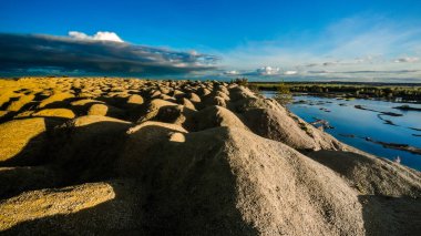 Sandy tepeler. Sandy Kanyon gölde. Sıcak renkler arka plan. Sarı kumtaşı dokulu dağ, beyaz ince kumul, parlak gökyüzü. Güneş manzara