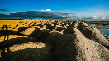 Sandy tepeler. Sandy Kanyon gölde. Sıcak renkler arka plan. Sarı kumtaşı dokulu dağ, beyaz ince kumul, parlak gökyüzü. Güneş manzara