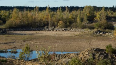 Sandy tepeler. Sandy Kanyon gölde. Sıcak renkler arka plan. Sarı kumtaşı dokulu dağ, beyaz ince kumul, parlak gökyüzü. Güneş manzara