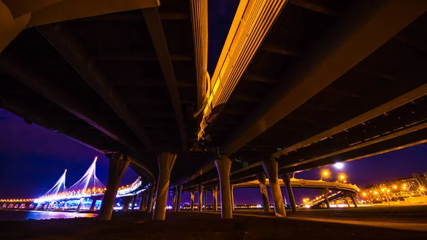 サンクトペテルブルク ロシア連邦 2018 時間経過夕方高速道路 夕暮れ時の西の高速直径 長時間露光 ワシリエフ スキー島のぼやけた車 — ストック写真