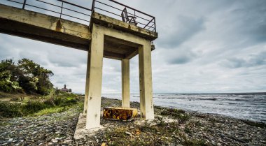 Cansız Denizi, Hazar Denizi Eylül ayı başlarında, mavi gökyüzü budak sahilde sahilde Rusty köprü altında çöpe atılan buzdolabı