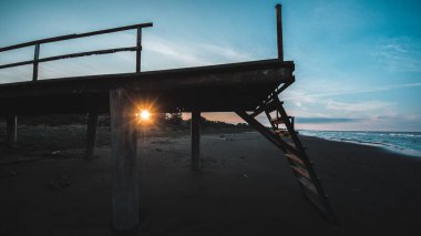 Günbatımı üzerinde Nehri Köprüsü, doğal peyzaj arka plan altında