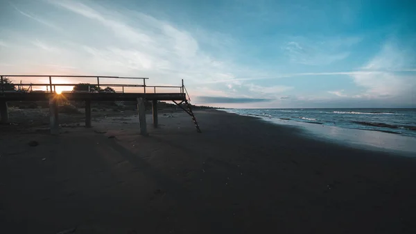 Západ Slunce Nad Řeku Pod Mostem Přírodní Krajiny Pozadí — Stock fotografie