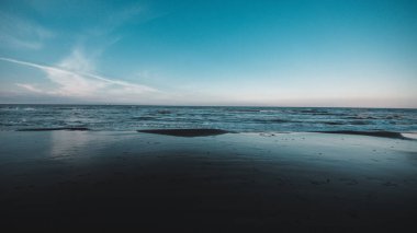 Günbatımı üzerinde Nehri Köprüsü, doğal peyzaj arka plan altında