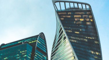 Moscow city gökdelen, Moskova Uluslararası İş Merkezi Moskova Nehri, havadan görünümü, Rusya zamanla twilight.