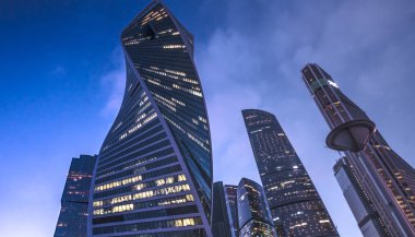 Moscow city gökdelen, Moskova Uluslararası İş Merkezi Moskova Nehri, havadan görünümü, Rusya zamanla twilight.