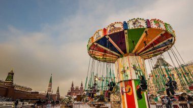 Çocuk Carousel, akşam ve gece aydınlatma bir eğlence parkında. gece eğlence parkı. Açık vintage renkli atlıkarınca içinde şehir. Vintage fotoğraf işleme