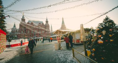 Çocuk Carousel, akşam ve gece aydınlatma bir eğlence parkında. gece eğlence parkı. Açık vintage renkli atlıkarınca içinde şehir. Vintage fotoğraf işleme