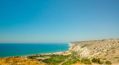 Kıbrıs'ın en iyi plajlar. Kıbrıs resif. Efsanevi köprü severler. Harika mavi yeşil deniz ve güneşli bir gün.