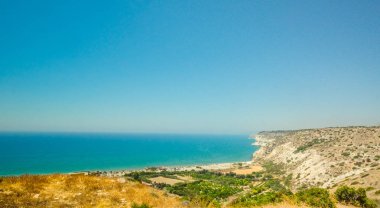 Kıbrıs'ın en iyi plajlar. Kıbrıs resif. Efsanevi köprü severler. Harika mavi yeşil deniz ve güneşli bir gün.