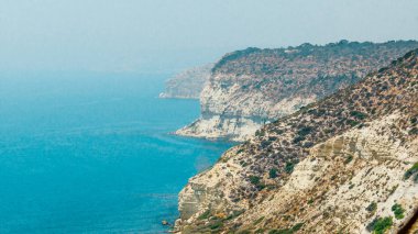 Kıbrıs'ın en iyi plajlar. Kıbrıs resif. Efsanevi köprü severler. Harika mavi yeşil deniz ve güneşli bir gün.