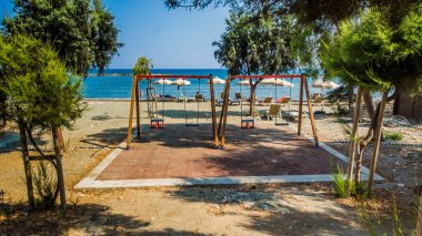 Güzel sahilde ahşap salıncak. Şezlong şemsiye deniz kenarında kum plajındaki ile. Yaz tatil ve tatil kavramı. İlham verici tropikal plaj