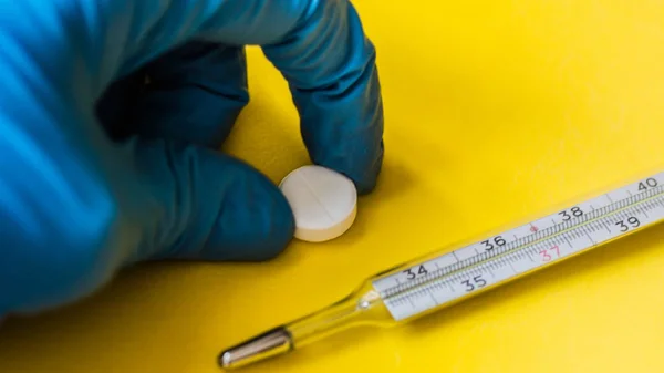 Beyaz, yeşil, pembe, turuncu kapsül hap beyaz plastik şişe kapsayıcıdan döktüm. Küresel sağlık kavramı. Antibiyotik ilaç direnci. Antimikrobiyal kapsül hap ve termometre. İlaç endüstrisi. Eczane. 