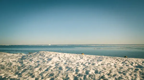 Sneeuw Paal Het Strand Heuvel Grote Sneeuw Drift Geïsoleerd Een — Stockfoto