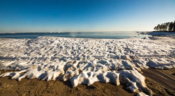 Sneeuw Paal Het Strand Heuvel Grote Sneeuw Drift Geïsoleerd Een — Stockfoto