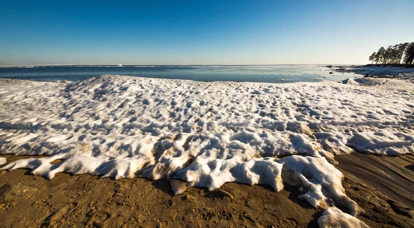 Sneeuw Paal Het Strand Heuvel Grote Sneeuw Drift Geïsoleerd Een — Stockfoto