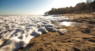 Kar yığını, tepe. Mavi gökyüzü arka planda izole büyük kar drift, kış aylarında dondurulmuş Finlandiya Gölü buz blokları açık görünüm