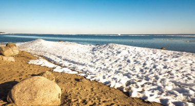 Kar yığını, tepe. Mavi gökyüzü arka planda izole büyük kar drift, kış aylarında dondurulmuş Finlandiya Gölü buz blokları açık görünüm
