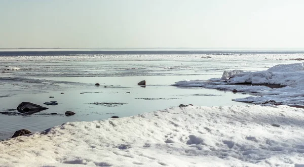 Sneeuw Paal Heuvel Grote Sneeuw Drift Geïsoleerd Een Blauwe Hemel — Stockfoto