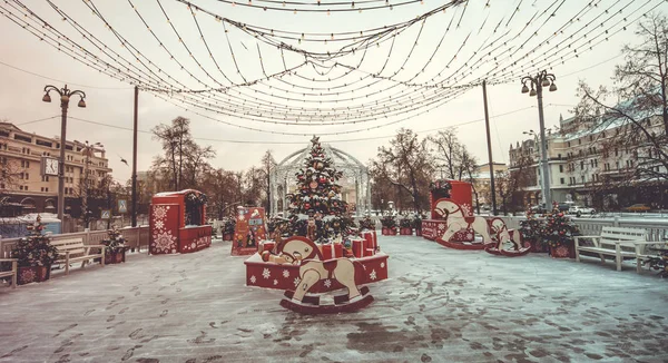 Puestos Navidad Plaza Árbol Navidad Carrusel Colorido Vintage Aire Libre — Foto de Stock